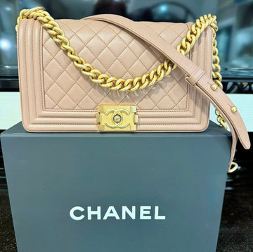 Pre-owned Chanel Medium Blush Lambskin Boy Bag quilted Antique gold hardware 24772245 (2017-2018)
