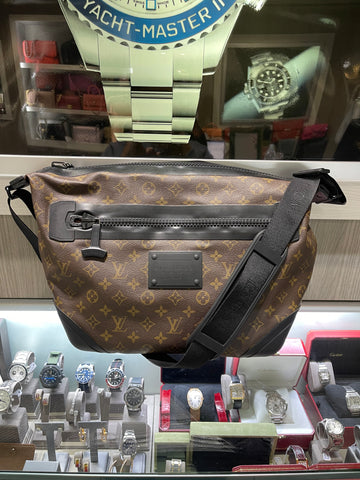 Pre-owned Louis Vuitton Mens Waterproof Voyage Messenger Monogram Macassar