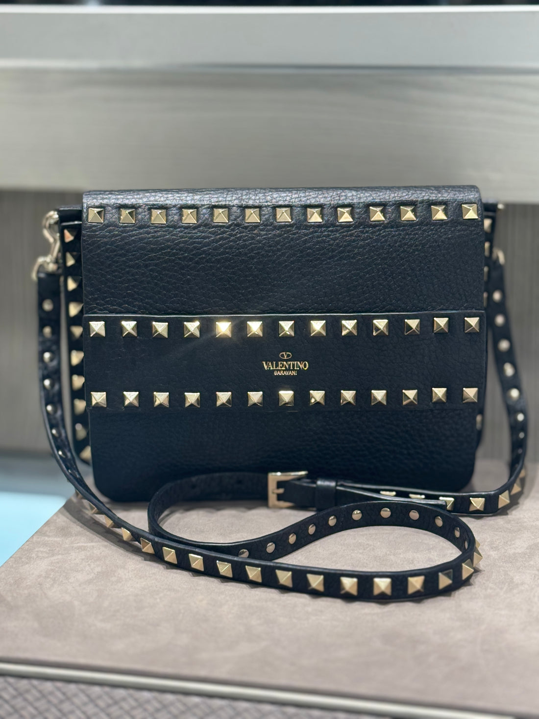 Pre-owned Valentino Pebbled Rockstud Side Slip Crossbody Black