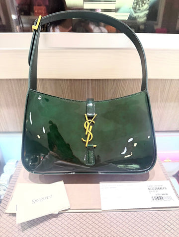 Unworn Saint Laurent Small Le 5 À 7 Patent Leather Shoulder Bag in Fir Leaf (2025)