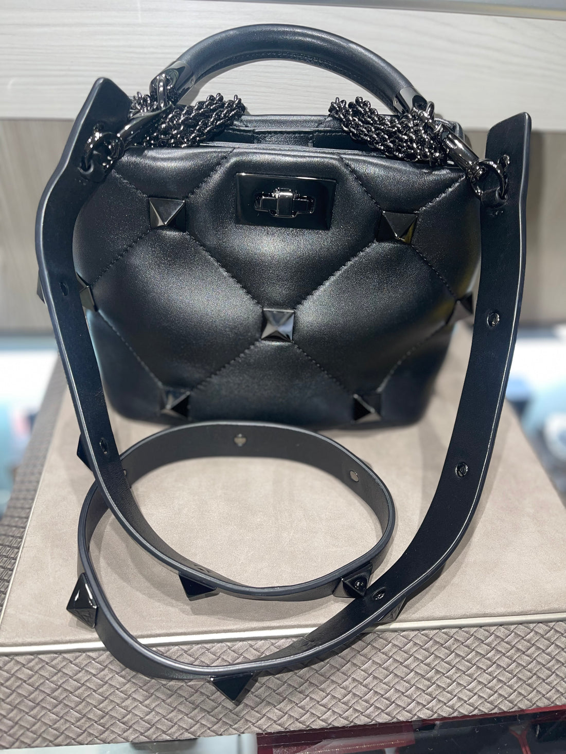 Pre-owned Valentino Roman Stud Medium Shoulder Bag Black