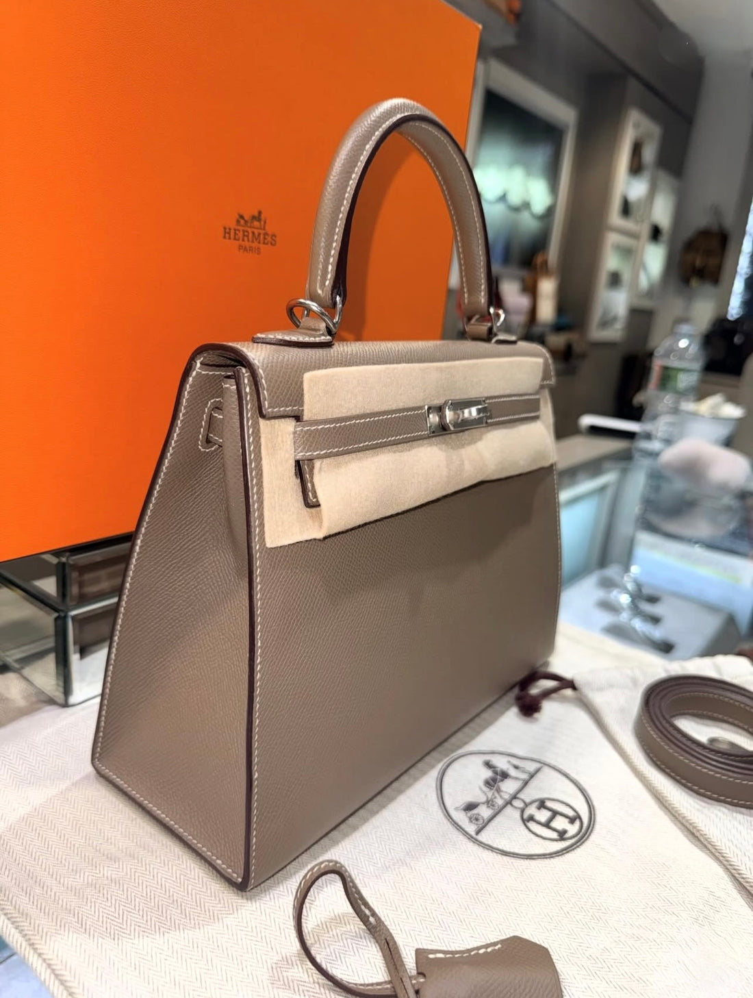 Unworn Hermès Kelly 25 Sellier Etoupe Epsom Leather with Palladium Hardware (C Stamp, 2018)