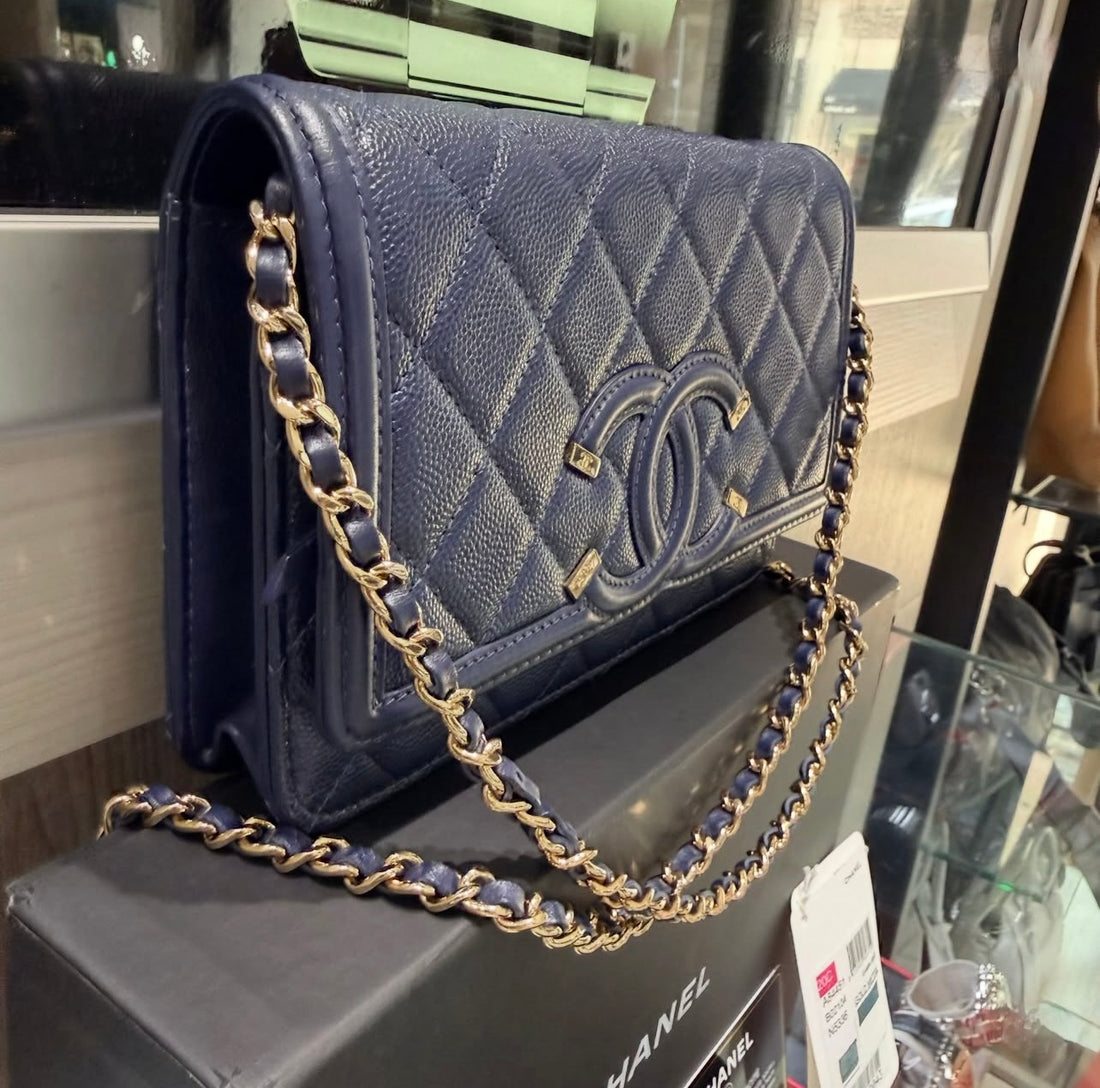 Pre-owned Chanel Navy Caviar Quilted CC Filigree Wallet on chain (2020)