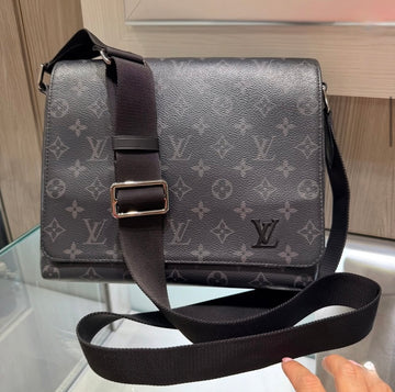 Pre-owned Louis Vuitton District PM Monogram Eclipse Messenger Bag