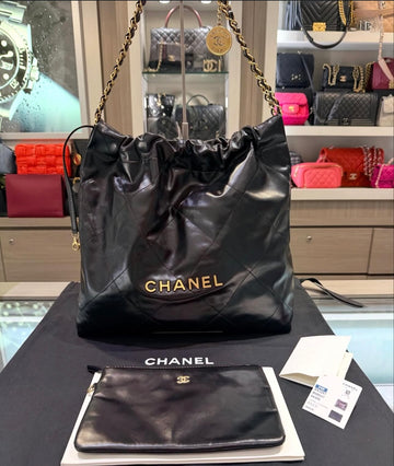 Pre-owned Chanel 22 Medium Handbag Black Quilted Calfskin with Gold Hardware Matching Wristlet (2024 model)