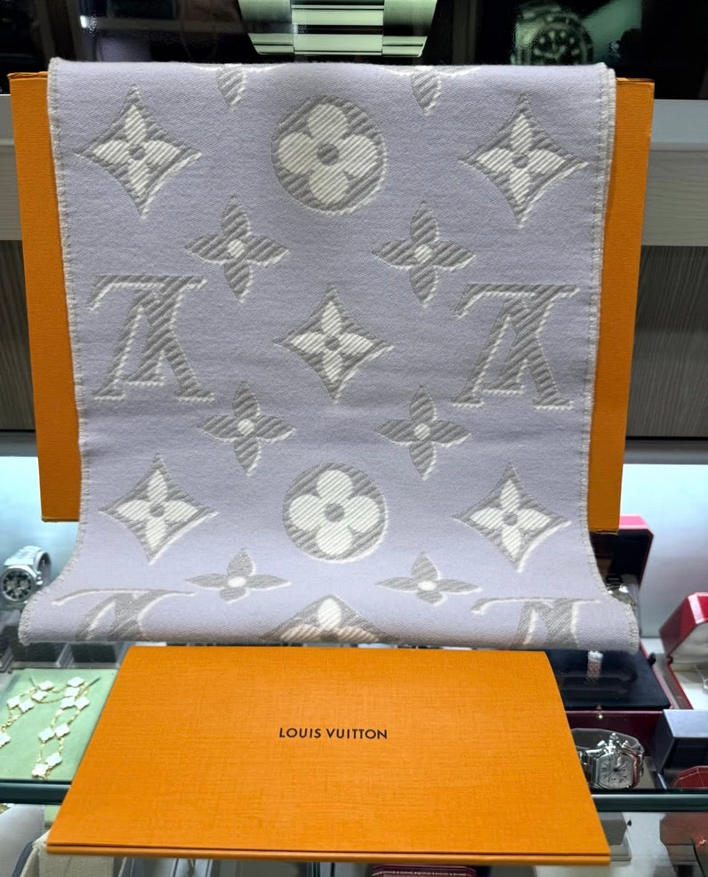 Unworn Louis Vuitton LV Essential Shine Wool Scarf Lilac, White & Shimmery Silver (2023 Collection)