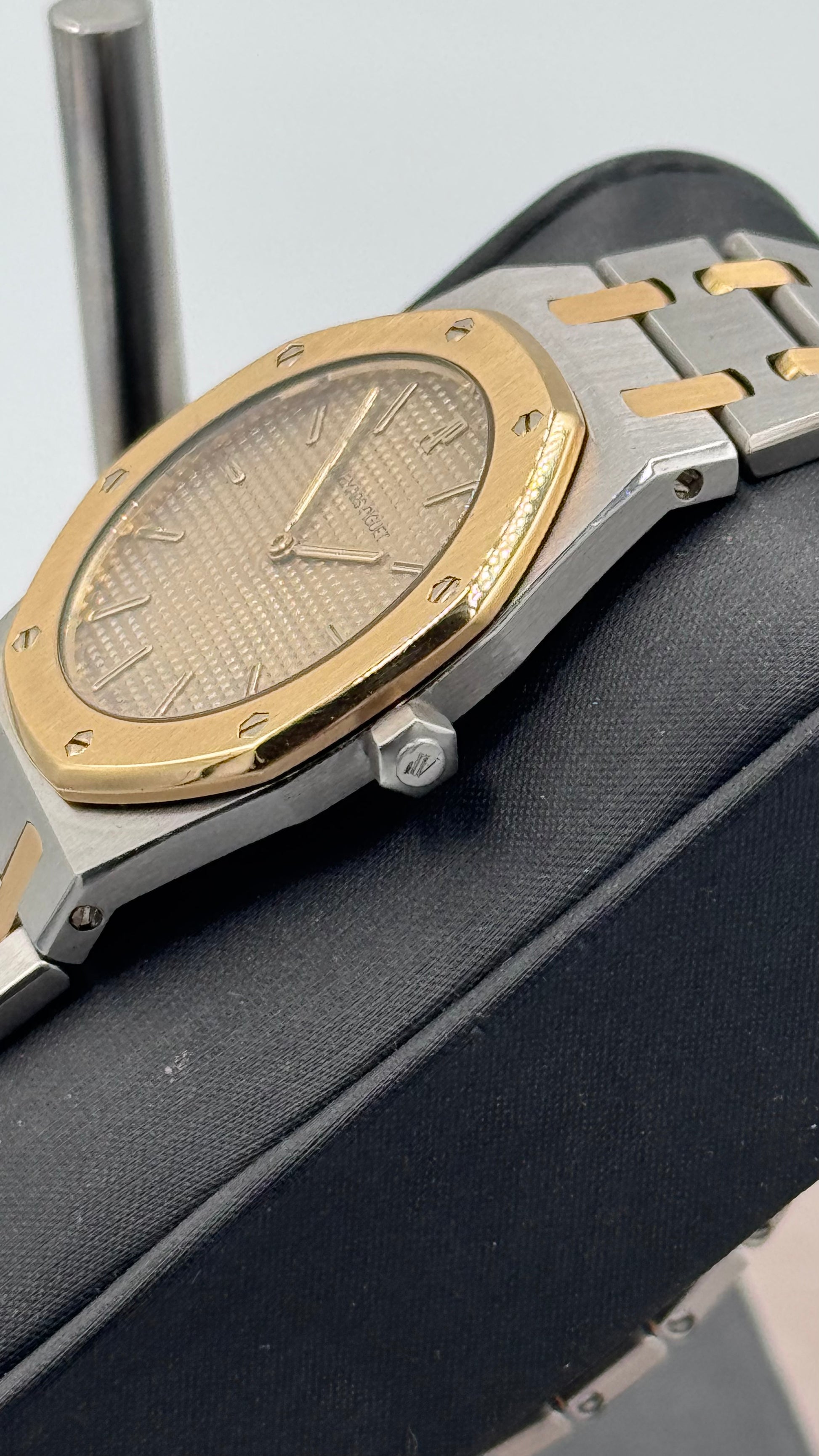 Pre-owned Audemars Piguet Royal Oak Ref. 56303SA (33mm) Champagne Dial (1994)