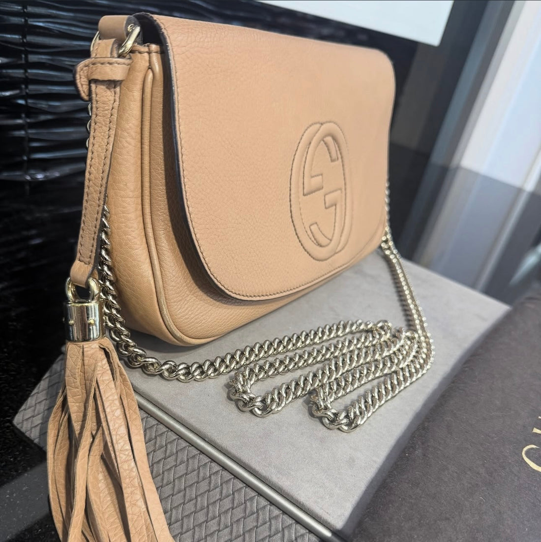Pre-Owned Gucci Pebbled Calfskin Medium Soho Flap Crossbody in Camelia Tan