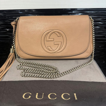 Pre-Owned Gucci Pebbled Calfskin Medium Soho Flap Crossbody in Camelia Tan