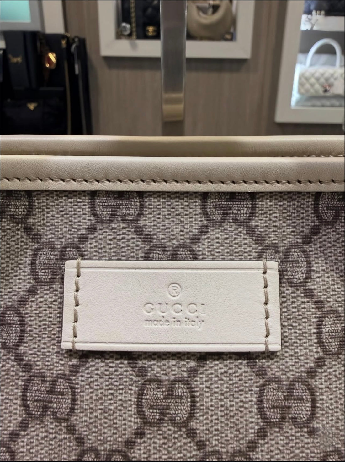 Pre-owned Gucci GG Supreme Small Joy Tote in White/Ivory