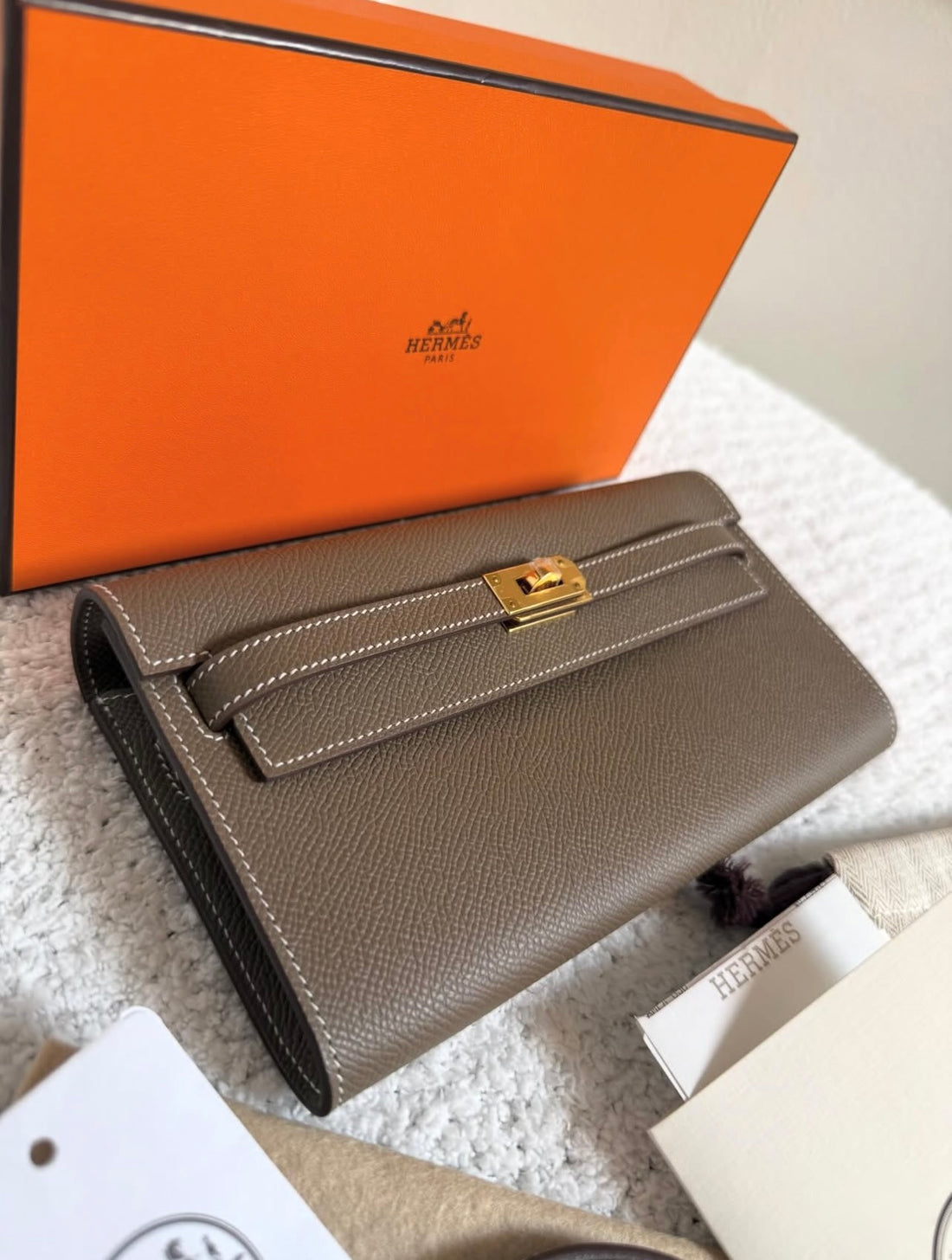 Unworn Hermes Kelly Classique To Go Wallet Etoupe Epsom Leather GHW (2023)