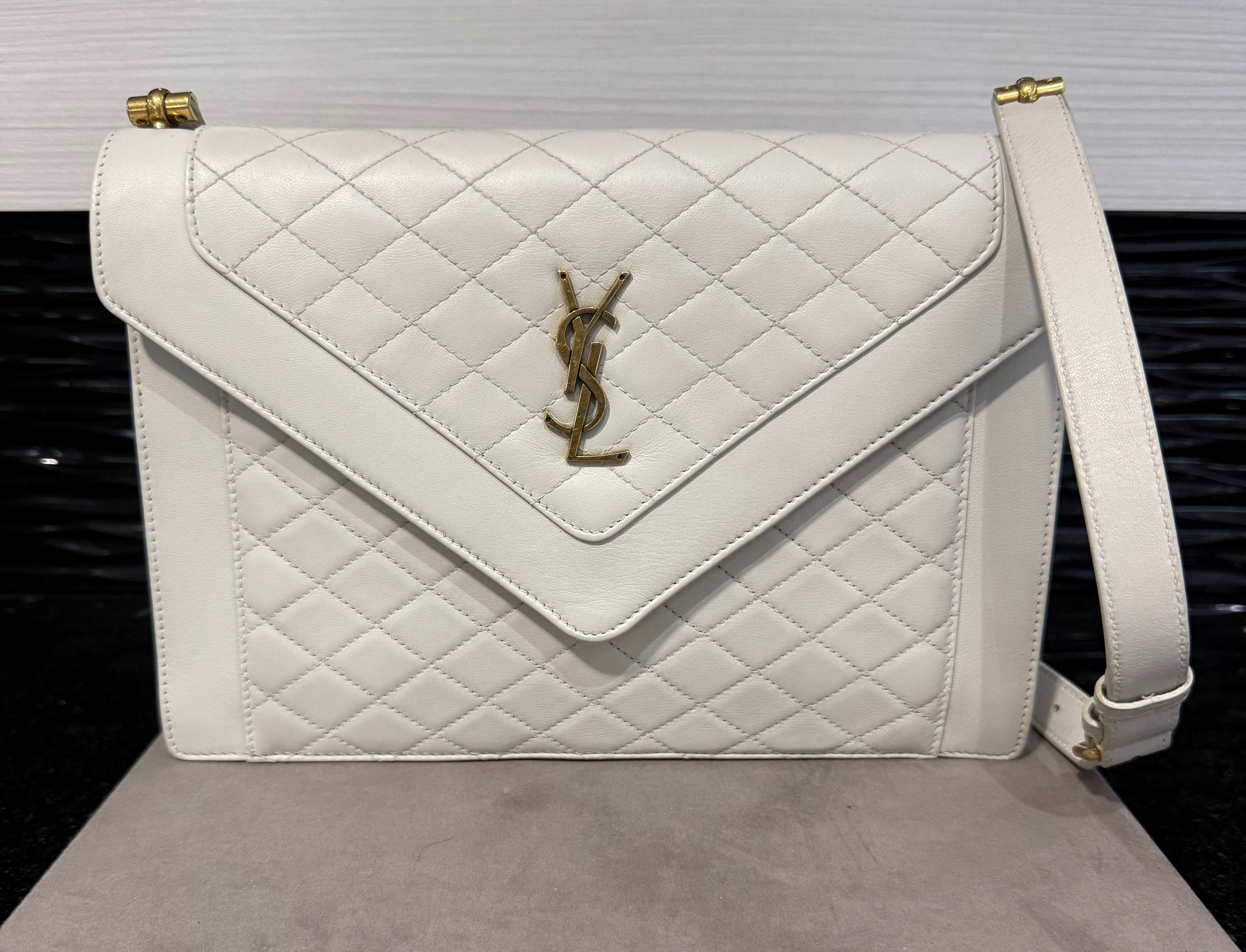 【最終値下】イブサンローラン レディースQZ 美品 稼動品 Buy & Sell yves saint laurent handbags for Women in LXY Philly
