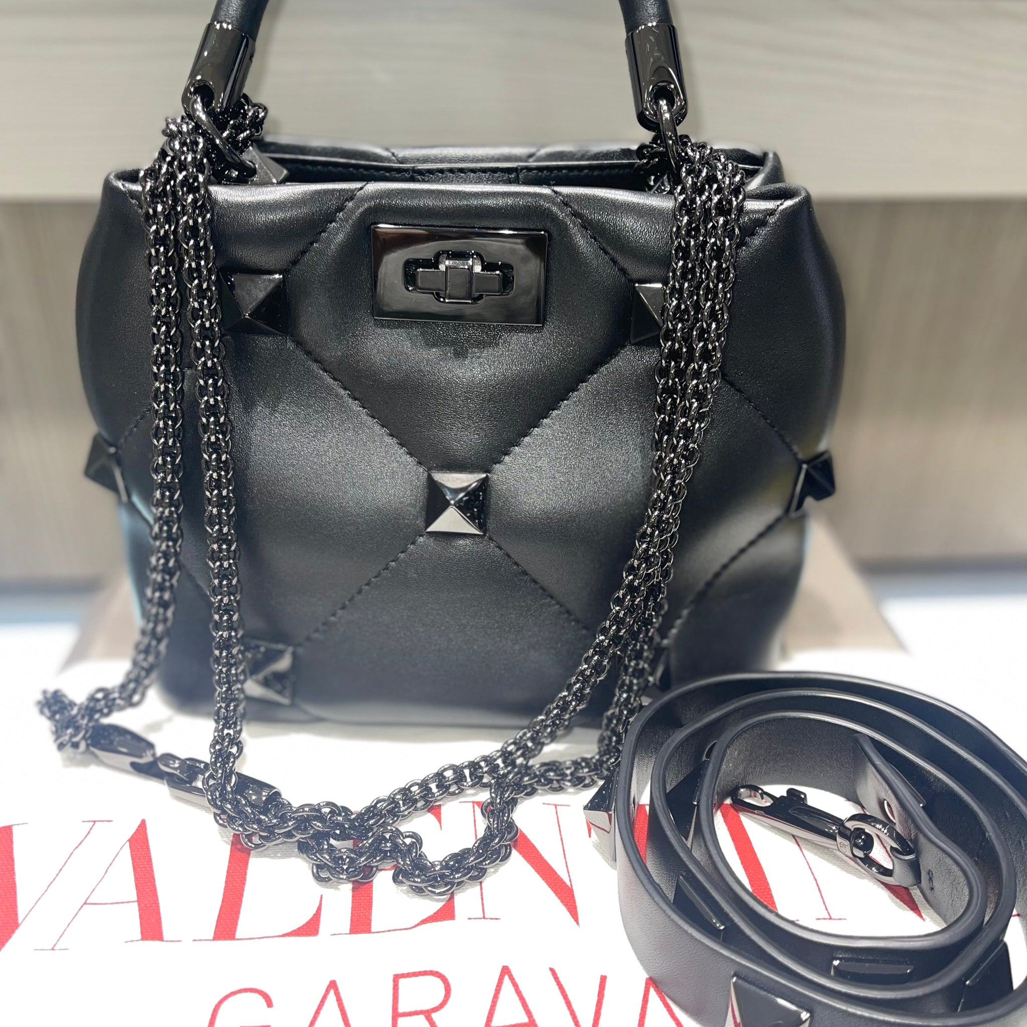 Pre-owned Valentino Roman Stud Medium Shoulder Bag Black