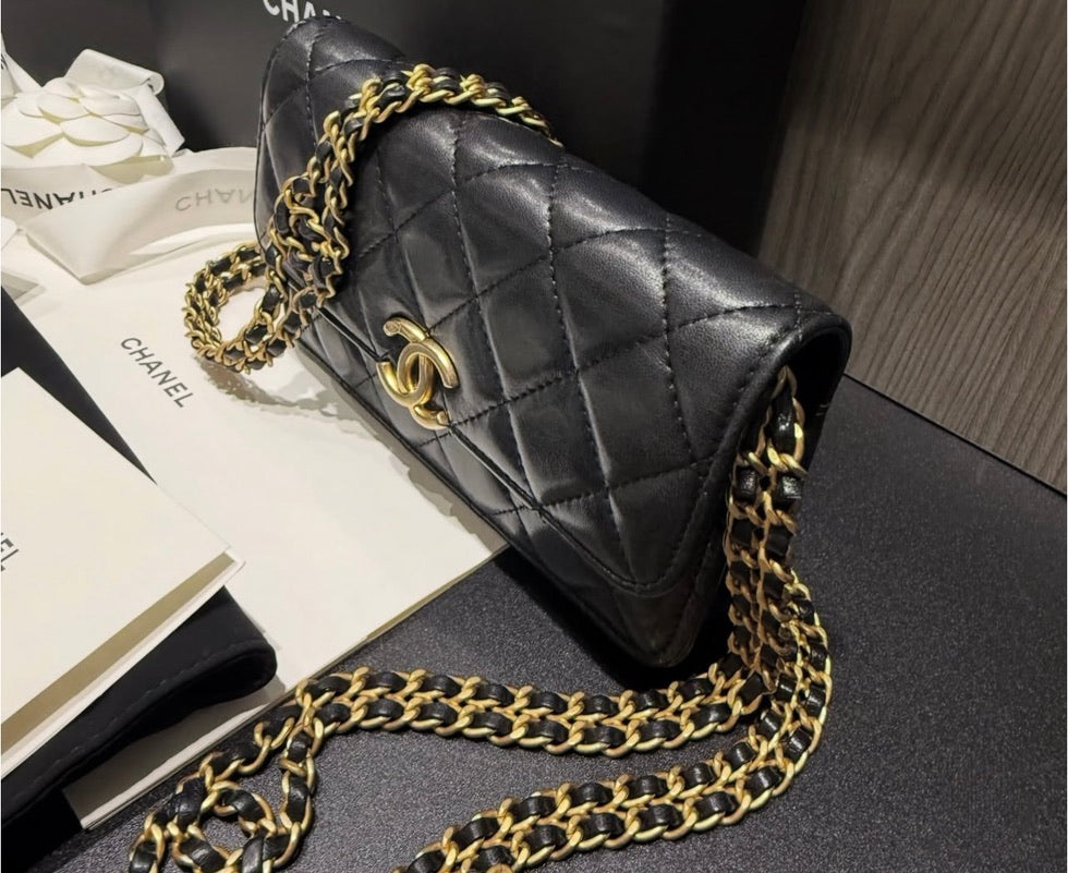 ✨CHANEL黒×ゴールド 艶やかキルティング iPhone13.14.15✨ Pre-owned Chanel 23P Phone Holder Chain Crossbody Bag
