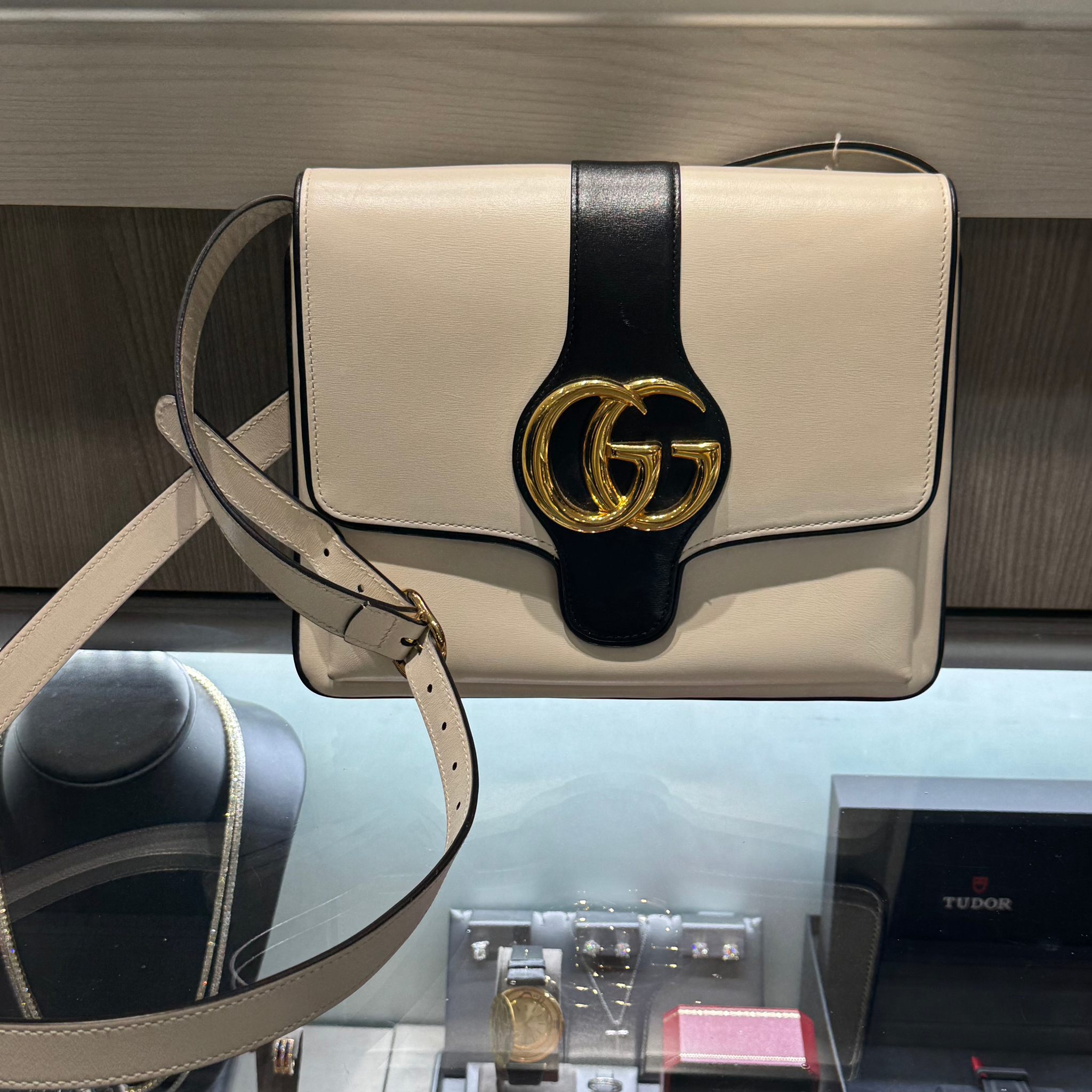 Pre-owned Gucci Arli Medium Shoulder Bag Black and Ivory Leather Gold GG Style: 550126