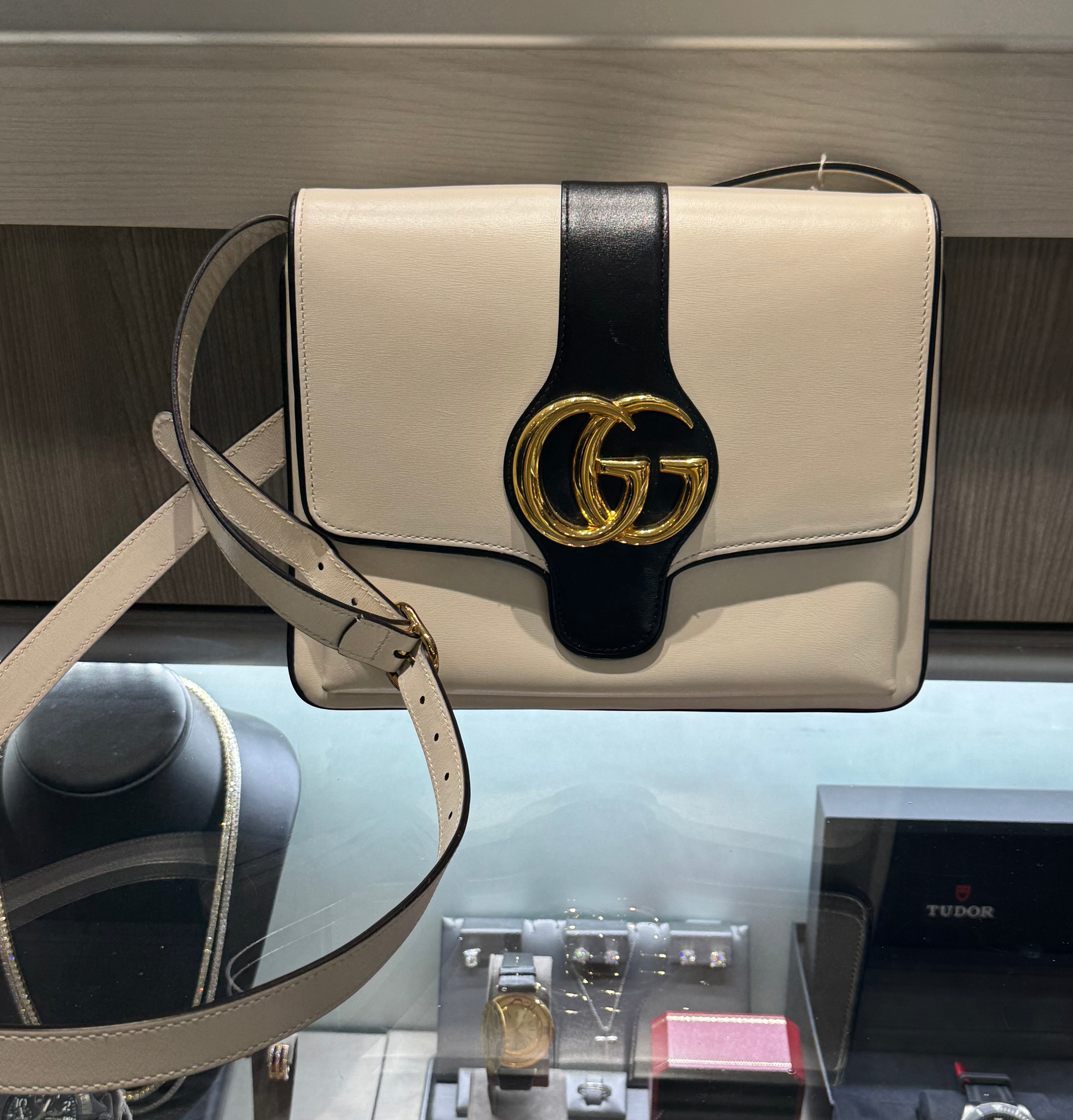 Pre-owned Gucci Arli Medium Shoulder Bag Black and Ivory Leather Gold
