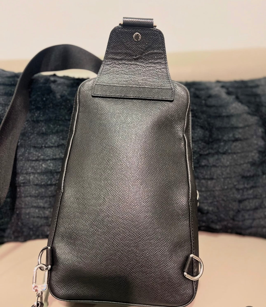 Pre-Owned Louis Vuitton Avenue Sling Bag in Taiga Leather