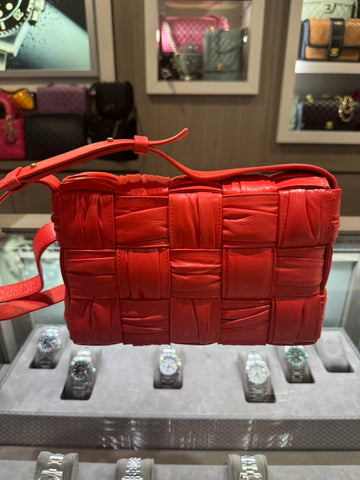 Unworn Bottega Veneta Plisse Padded cassette Coral B10239715Z