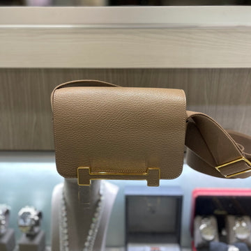 Pre-owned Hermès Geta Chevre Mysore Etoupe Crossbody Bag with Gold Hardware B Stamp (2023)