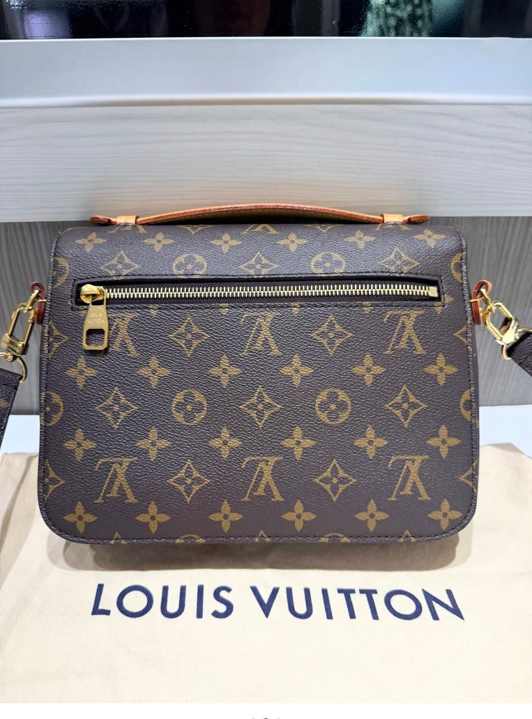 Pre-Owned Louis Vuitton Pochette Métis Monogram