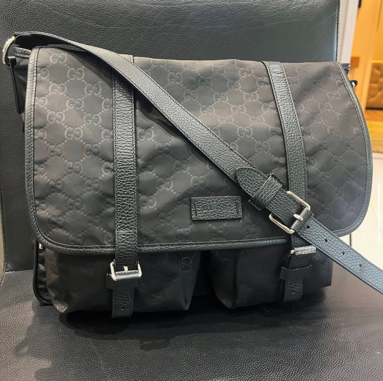 Pre-owned Gucci Messenger Black Nylon Leather trim Bag Style: 387070