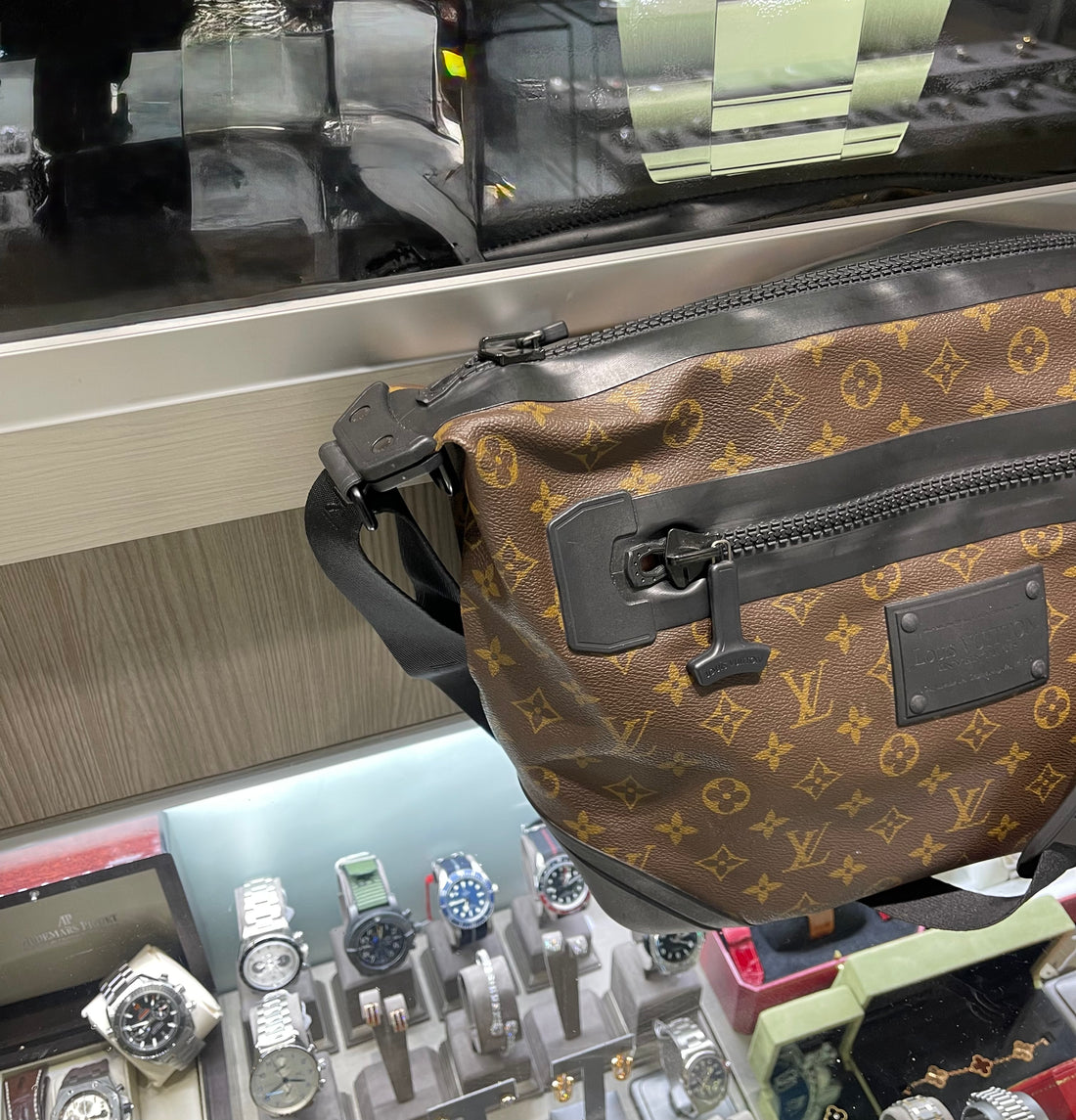 Pre-owned Louis Vuitton Mens Waterproof Voyage Messenger Monogram Macassar