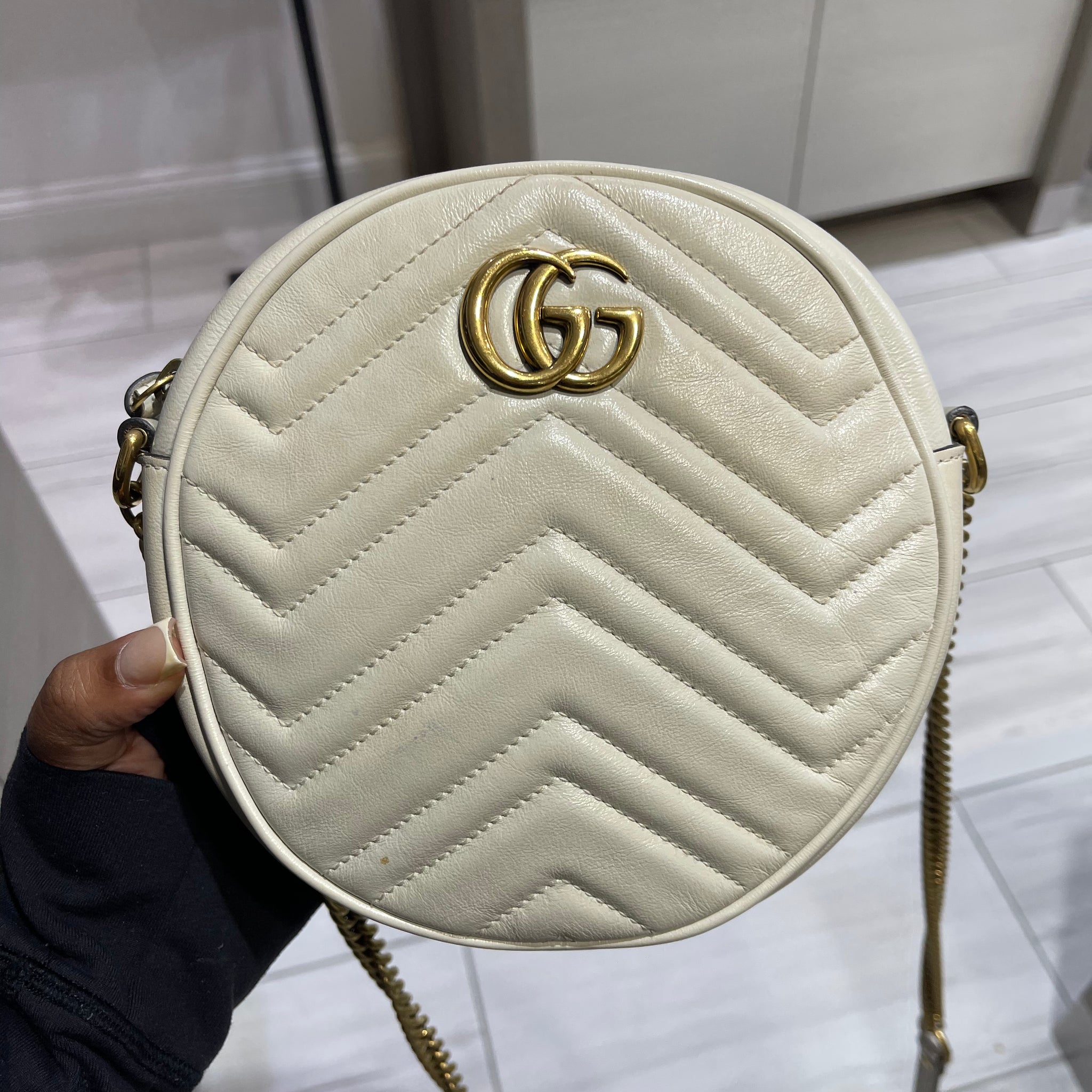 Pre-owned Gucci Ivory leather Round Marmont Crossbody Antique gold hardware Model: 550154