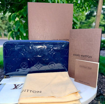 Pre-owned Louis Vuitton Monogram Vernis Zippy Wallet in Grand Bleu (2014)