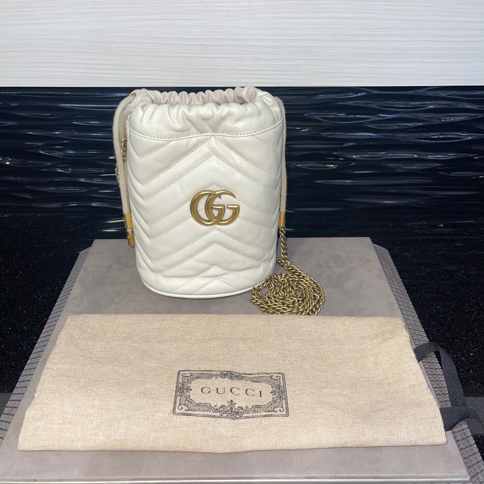Pre-owned Gucci Marmont Ivory Leather Bucket Drawstring Bag