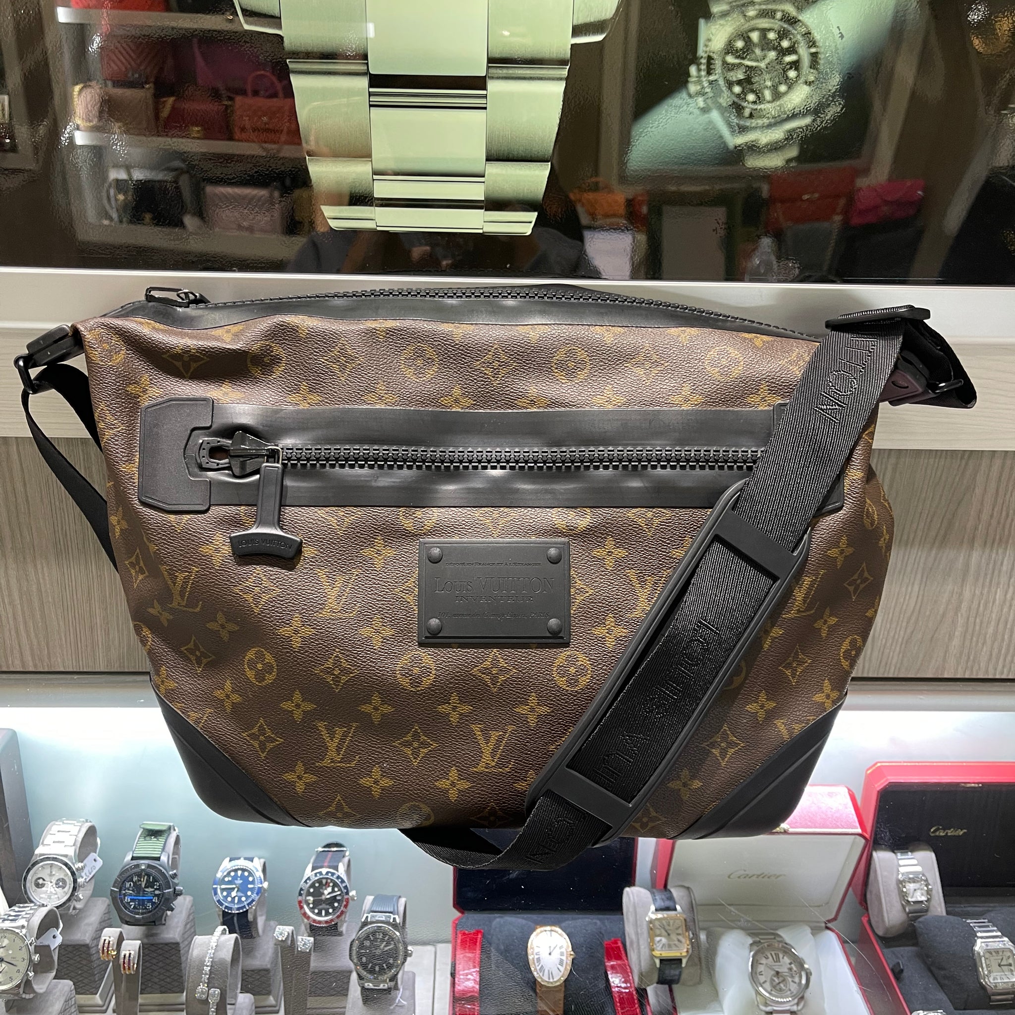 Pre-owned Louis Vuitton Mens Waterproof Voyage Messenger Monogram Macassar