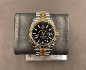 Pre-owned Rolex Men's Sky-Dweller 42mm ref.326933 Black Dial Fluted Bezel on Jubilee w/Box & Card