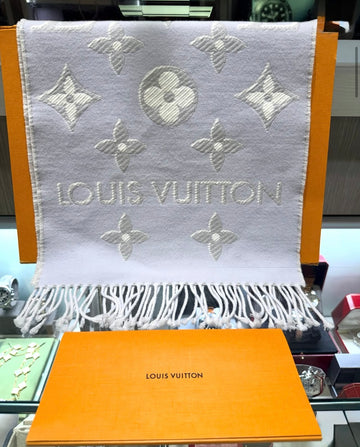 Unworn Louis Vuitton LV Essential Shine Wool Scarf Lilac, White & Shimmery Silver (2023 Collection)