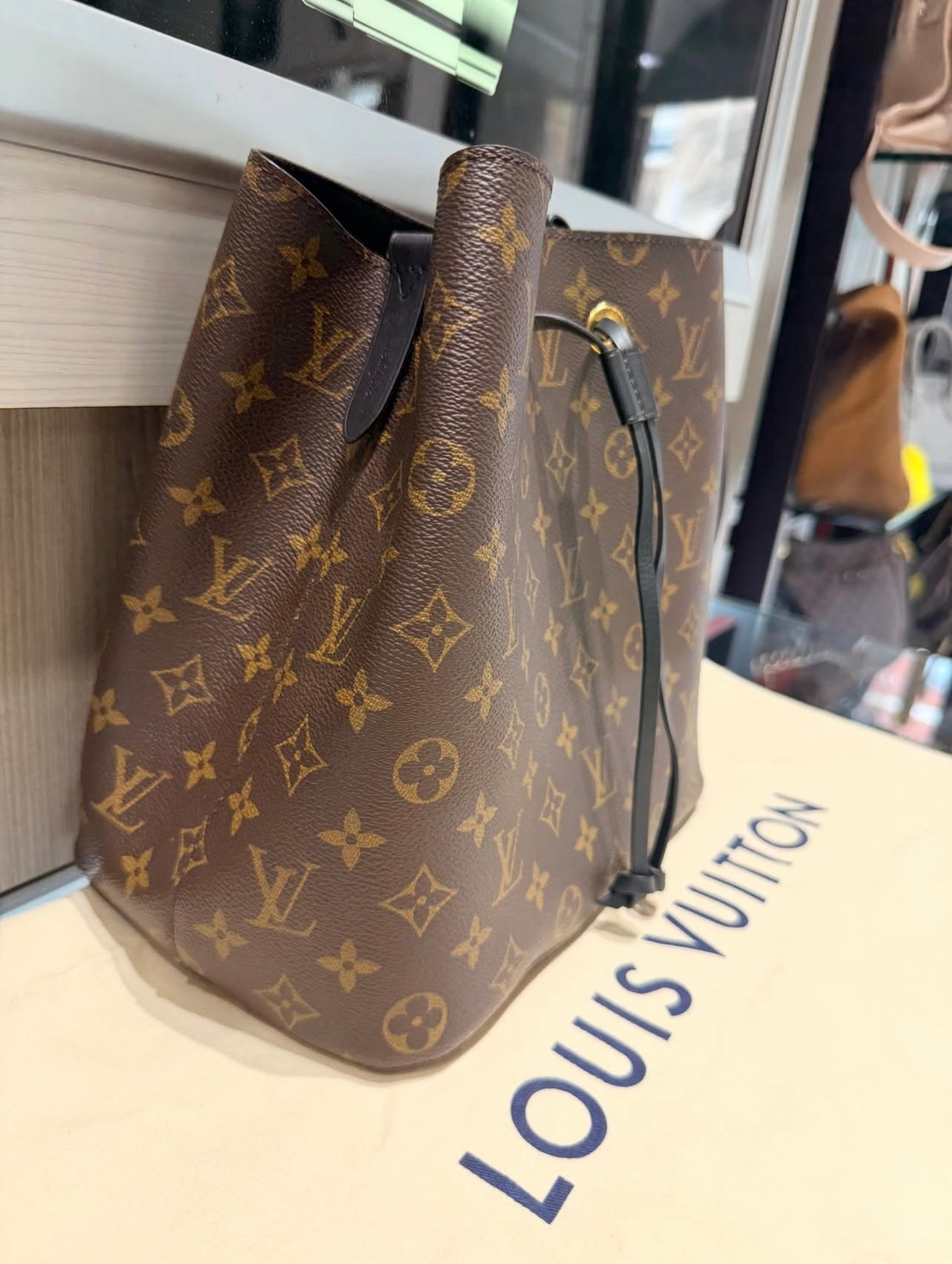 Pre-owned Louis Vuitton NéoNoé MM Monogram Bucket Bag Black Leather Trim (2019)