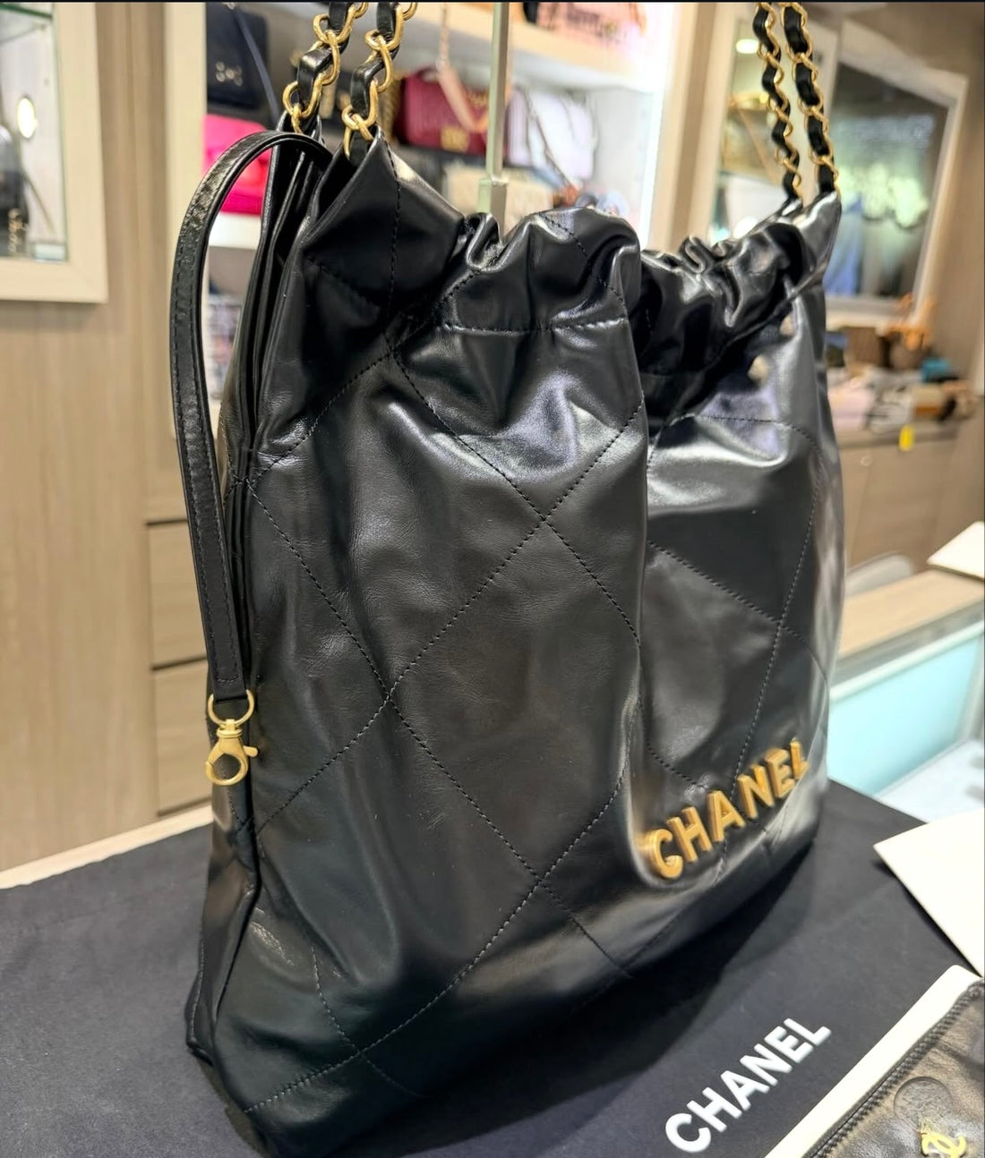 Pre-owned Chanel 22 Medium Handbag Black Quilted Calfskin with Gold Hardware Matching Wristlet (2024 model)