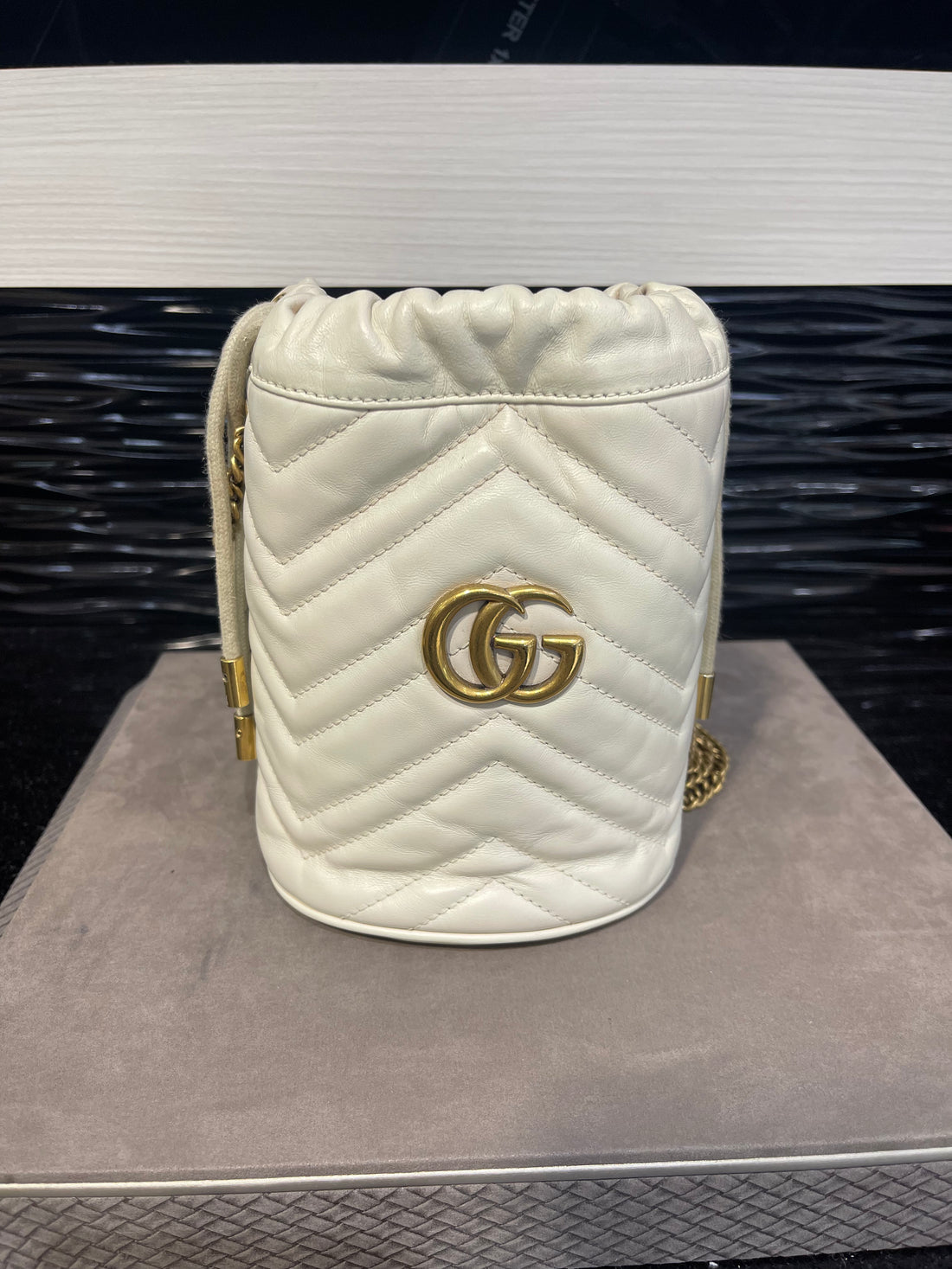Pre-owned Gucci Marmont Ivory Leather Bucket Drawstring Bag