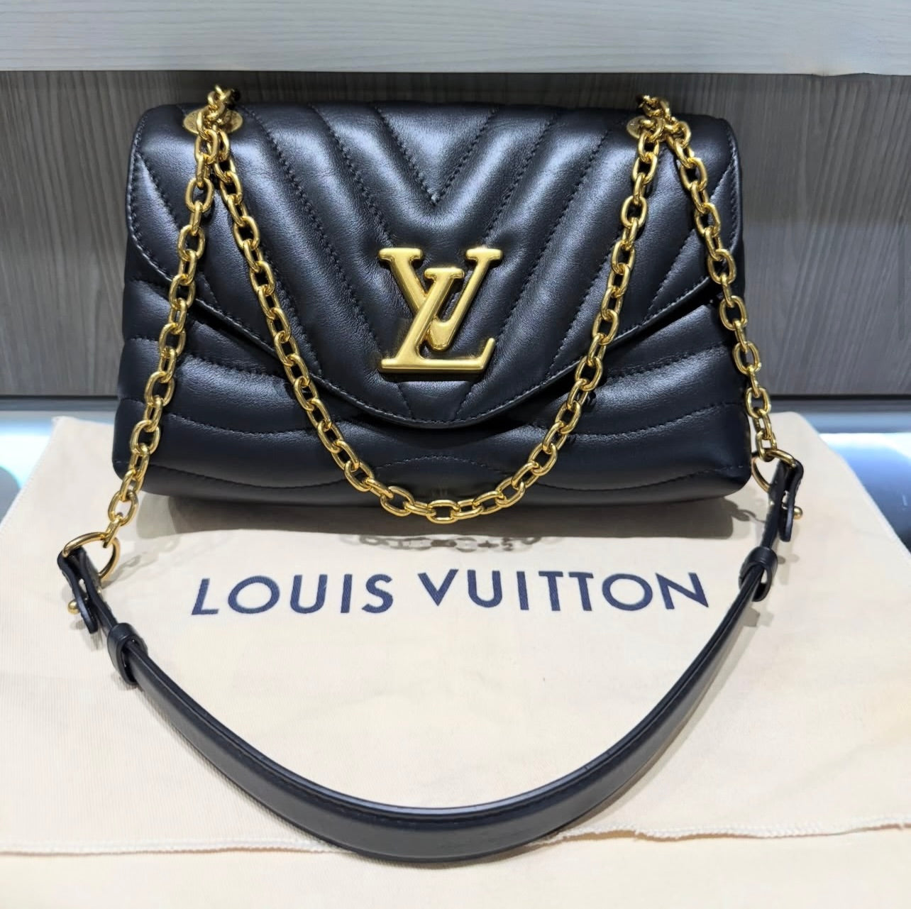 Pre-owned Louis Vuitton Black Lambskin Leather New Wave Chain Bag
