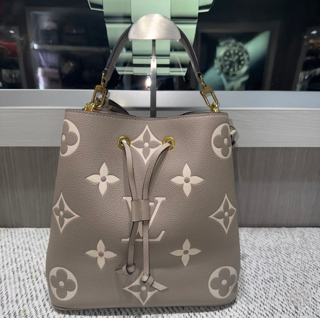 Pre-owned Louis Vuitton NéoNoé MM Bi-Color Empreinte leather w/Wristlet (2020)