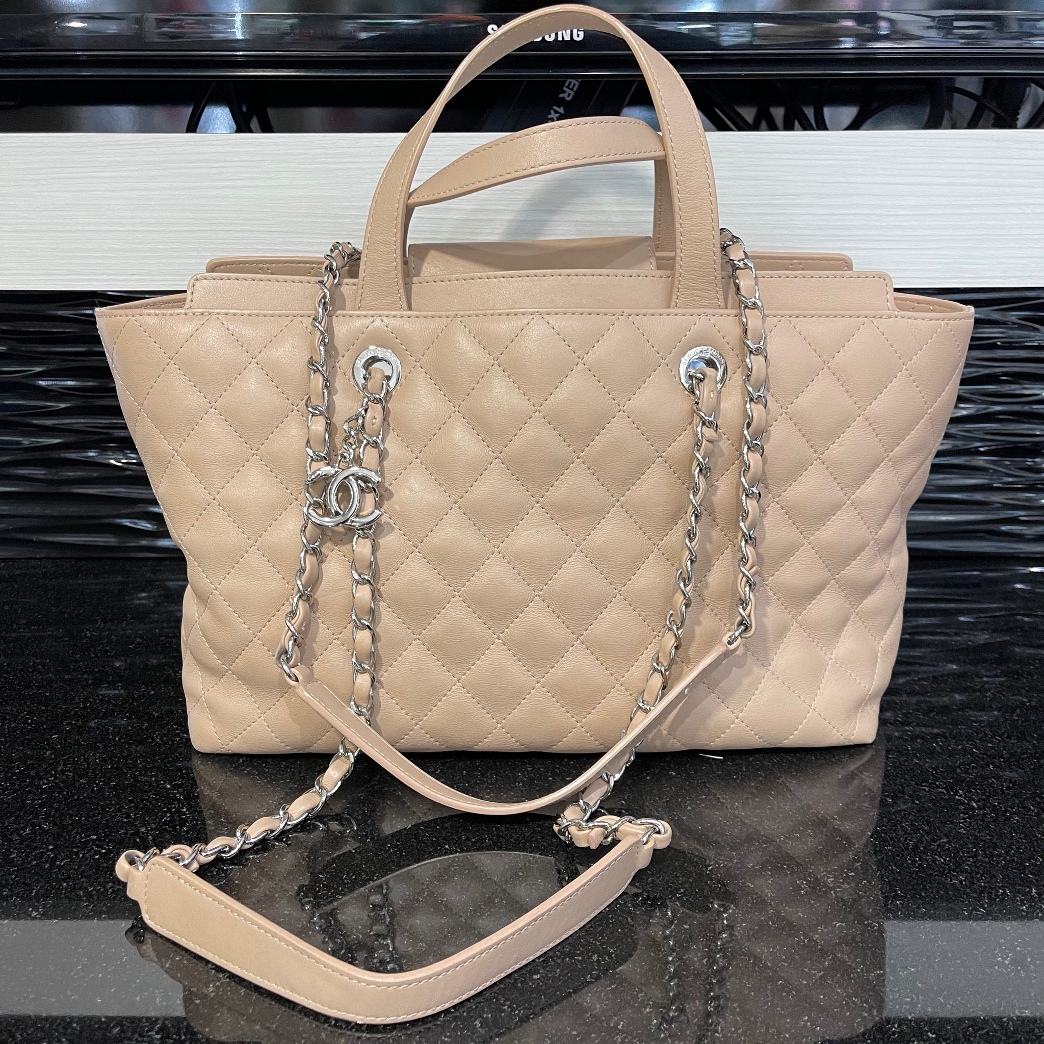 Pre-owned Chanel Tote Quilted Calfskin Medium Beige Tan SHW (2017-2018)