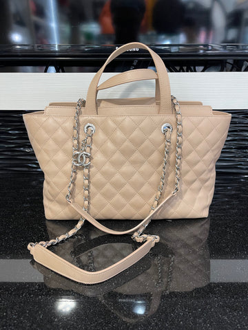 Pre-owned Chanel Tote Quilted Calfskin Medium Beige Tan SHW (2017-2018)