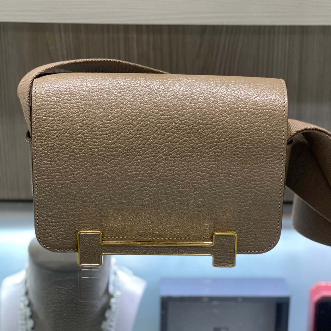 Pre-owned Hermès Geta Chevre Mysore Etoupe Crossbody Bag with Gold Hardware B Stamp (2023)