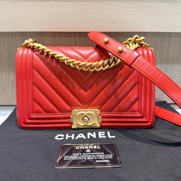 Pre-owned Chanel Old Medium Boy Bag Red Chevron Quilted Leather Antique Gold Hardware (2018)