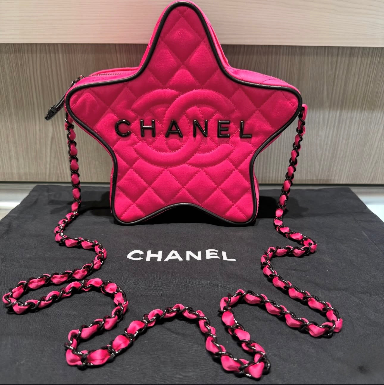 Pre-owned Chanel Satin Quilted Walk of Fame Star Bag Fuchsia/Black