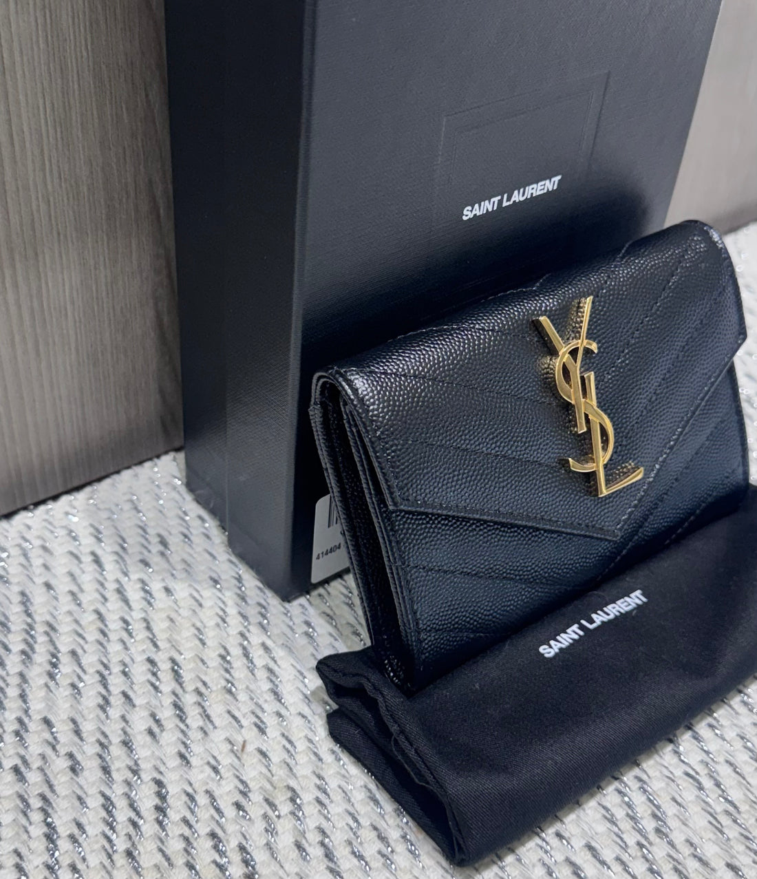 Pre-owned Saint Laurent Grain De Poudre Matelassé Chevron Small Monogram Envelope Wallet in Black