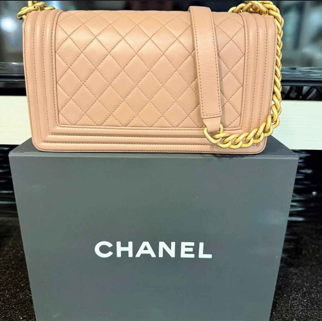 Pre-owned Chanel Medium Blush Lambskin Boy Bag quilted Antique gold hardware 24772245 (2017-2018)