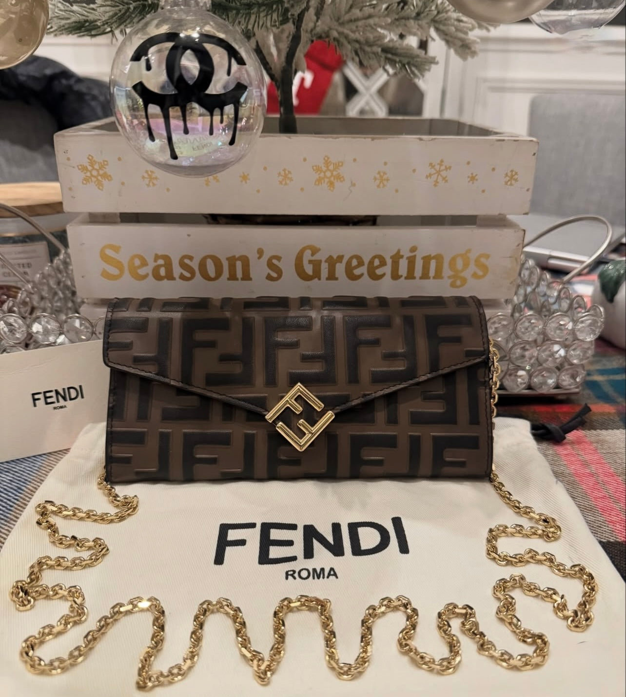 Pre-Owned Fendi FF Diamonds Continental Wallet on Chain