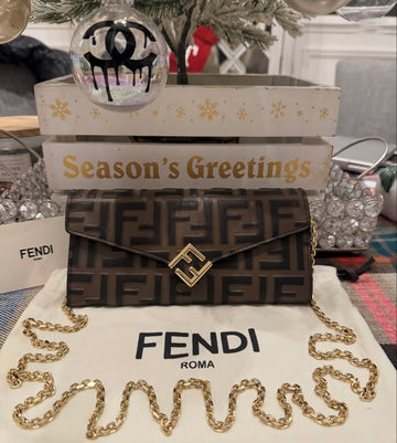 Pre-Owned Fendi FF Diamonds Continental Wallet on Chain