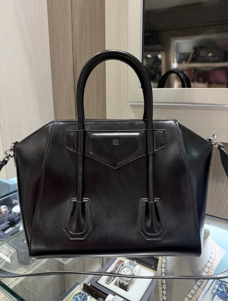 Pre-Owned Givenchy Small Antigona Lock It Bag (2022)