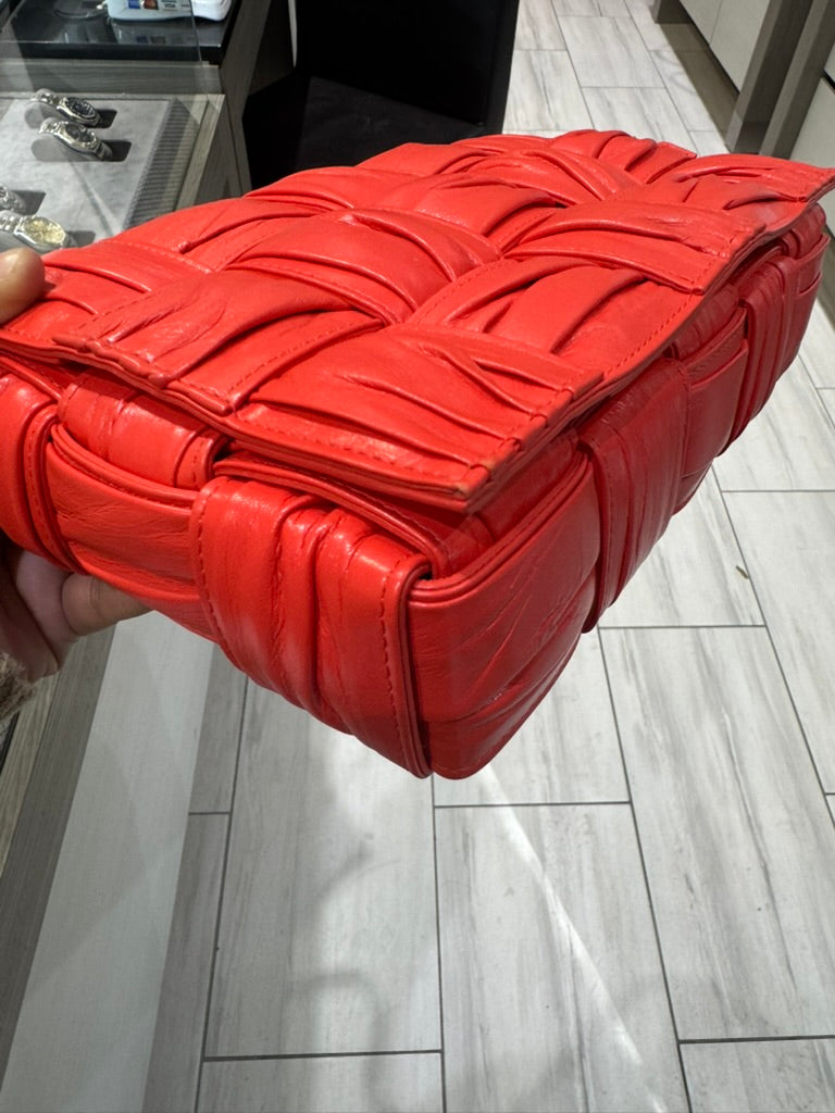 Unworn Bottega Veneta Plisse Padded cassette Coral B10239715Z