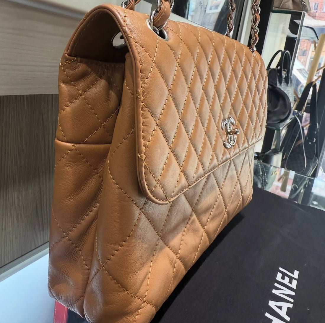 Pre-owned Chanel In-The-Buisness bag