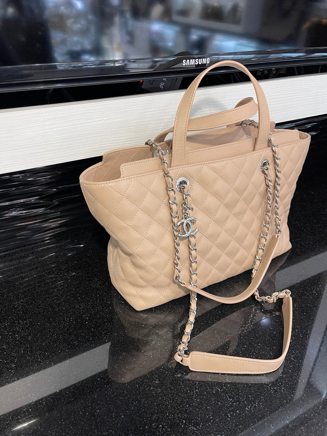 Pre-owned Chanel Tote Quilted Calfskin Medium Beige Tan SHW (2017-2018)